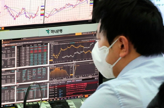 31일 서울 중구 KEB하나은행 본점 딜링룸에서 마스크를 쓴 채 근무하는 직원 모습. 연합뉴스